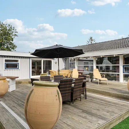 4 Bedroom Beautiful In Hébergement de vacances *
