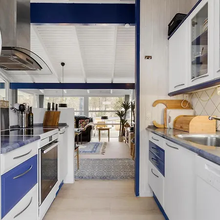 4 Bedroom Beautiful In Hébergement de vacances Ålbæk