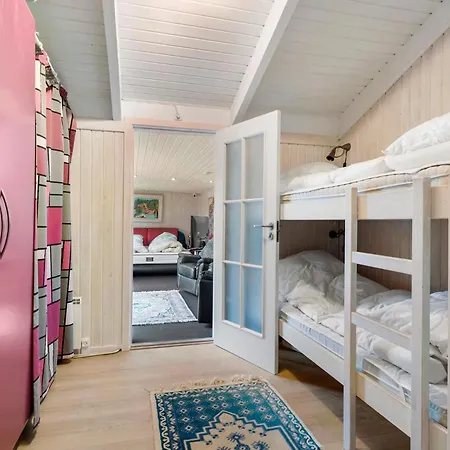 4 Bedroom Beautiful In Hébergement de vacances Ålbæk
